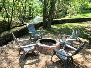 Bana's Place- A peaceful mountain stream flowing at your back door! Fire pit!